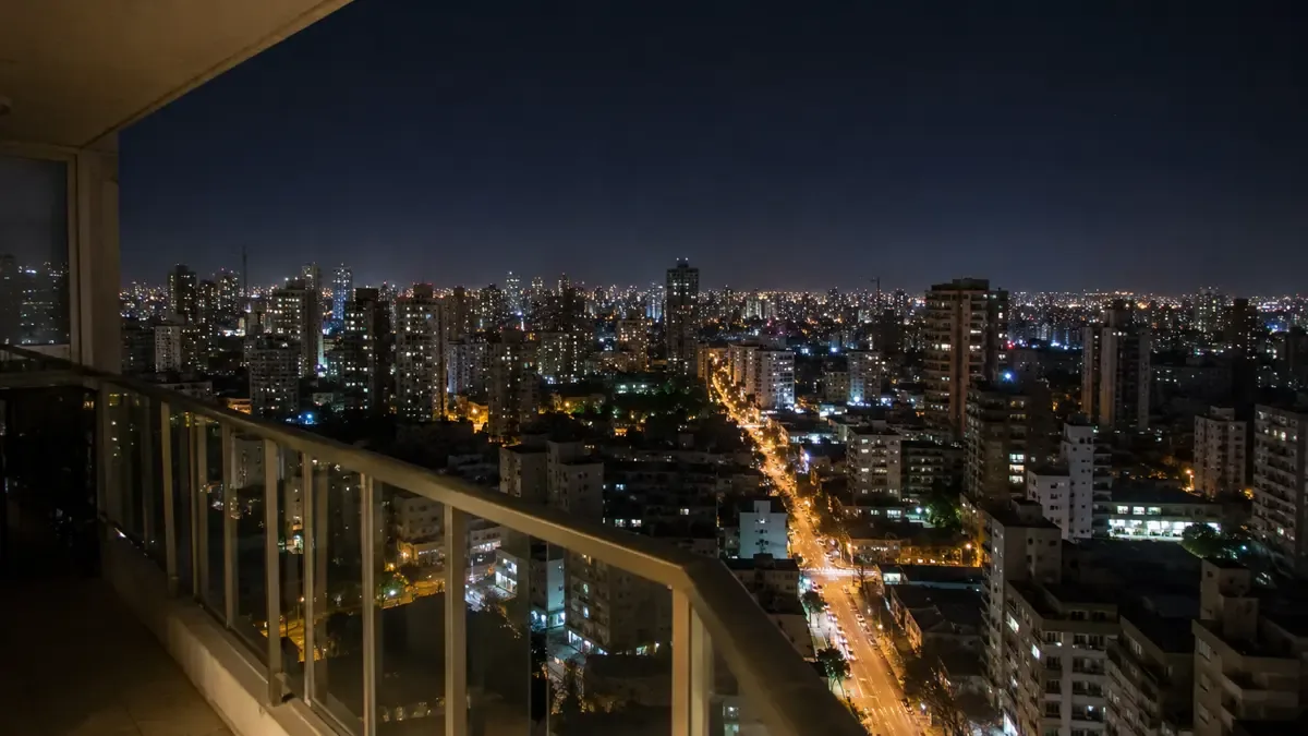 Luces de edificios y avenidas en una vista nocturna de la ciudad desde un balcon
