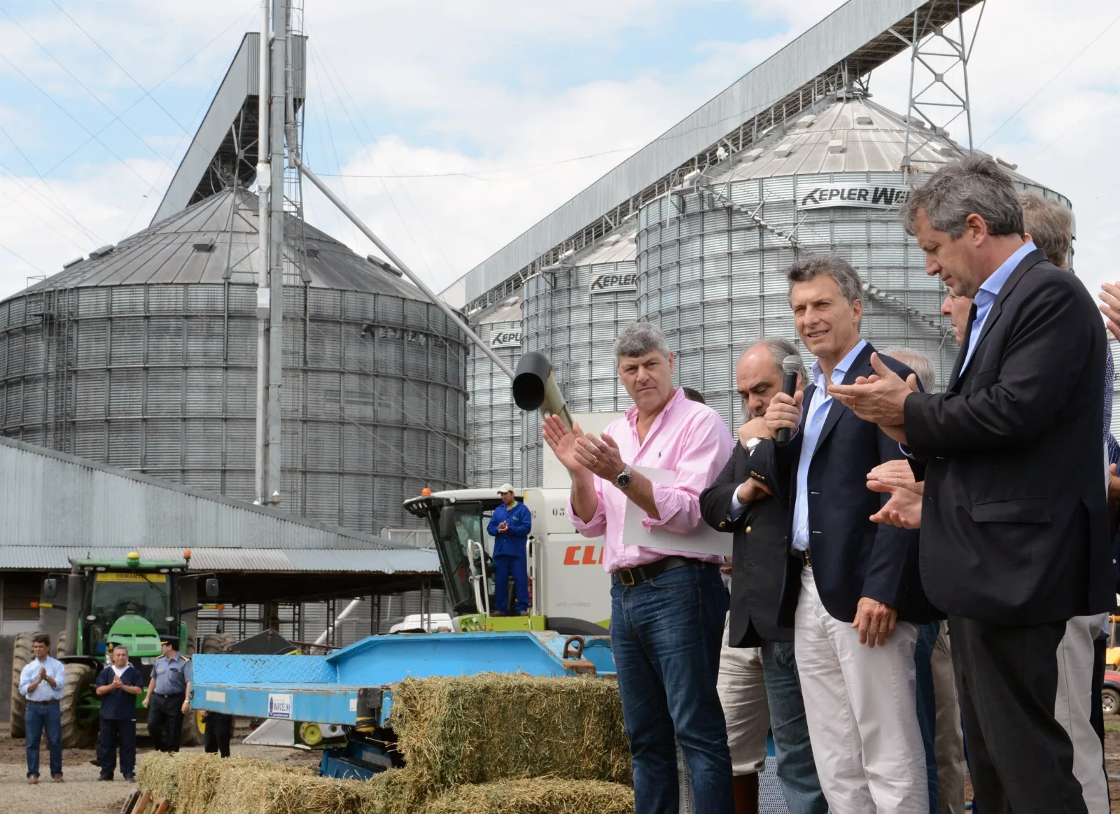 El Presidente de la República Argentina, Mauricio Macri, visitó la localidad de Curuzú Cuatiá, en el sur de la provincia de Corrientes, en donde compartió un encuentro con productores rurales y fue de