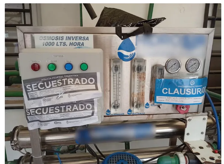 Bidones plásticos y maquinaria industrial en una vivienda allanada en Canning