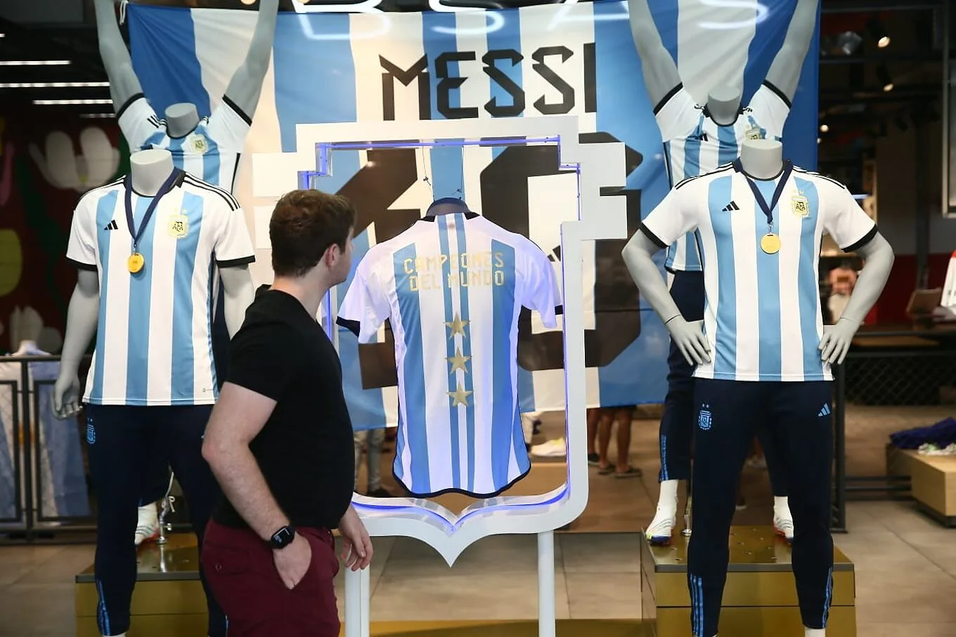 Entradas de fútbol y camisetas de selecciones nacionales apiladas con precios visibles