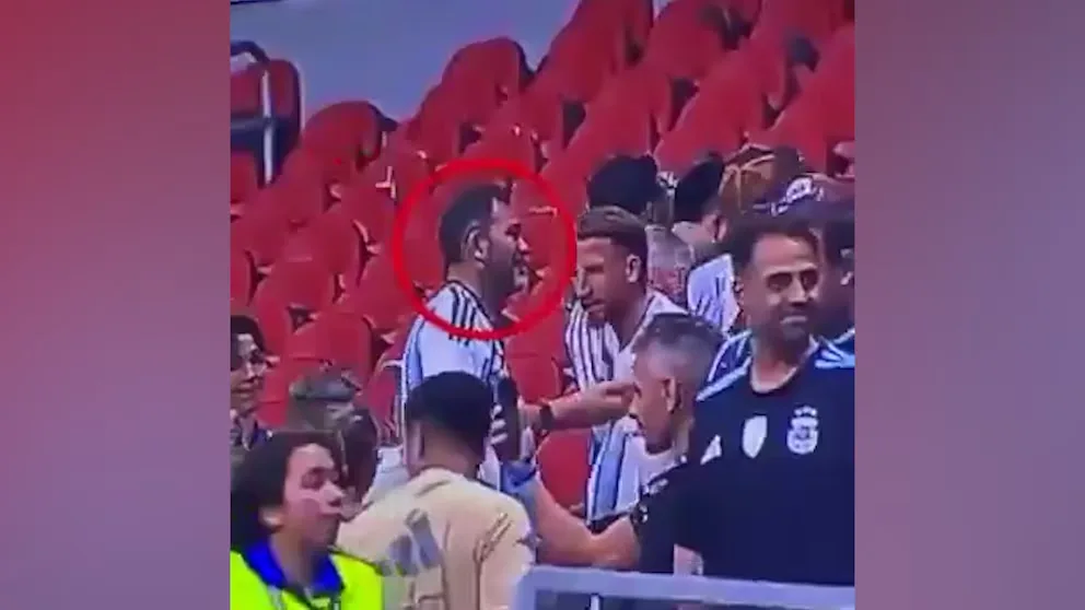 Juez federal Pablo Morán en un estadio de fútbol durante un partido de la Selección Argentina