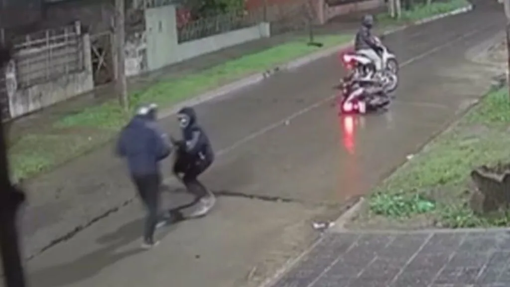 Policía baleado en el suelo junto a su moto en calle de Loma Hermosa