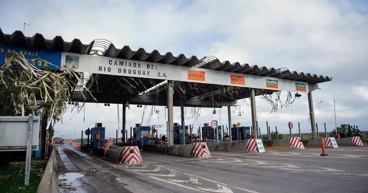 Cabina de peaje en el Puente Rosario-Victoria con cartel de tarifas actualizadas