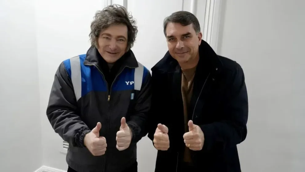 Javier Milei junto a Flavio Bolsonaro en acto político en Brasil