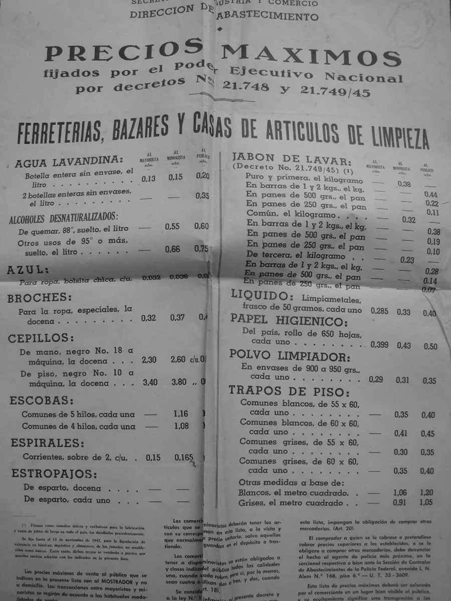 Cartel de ruta nacional argentina con camiones circulando en autopista concesionada