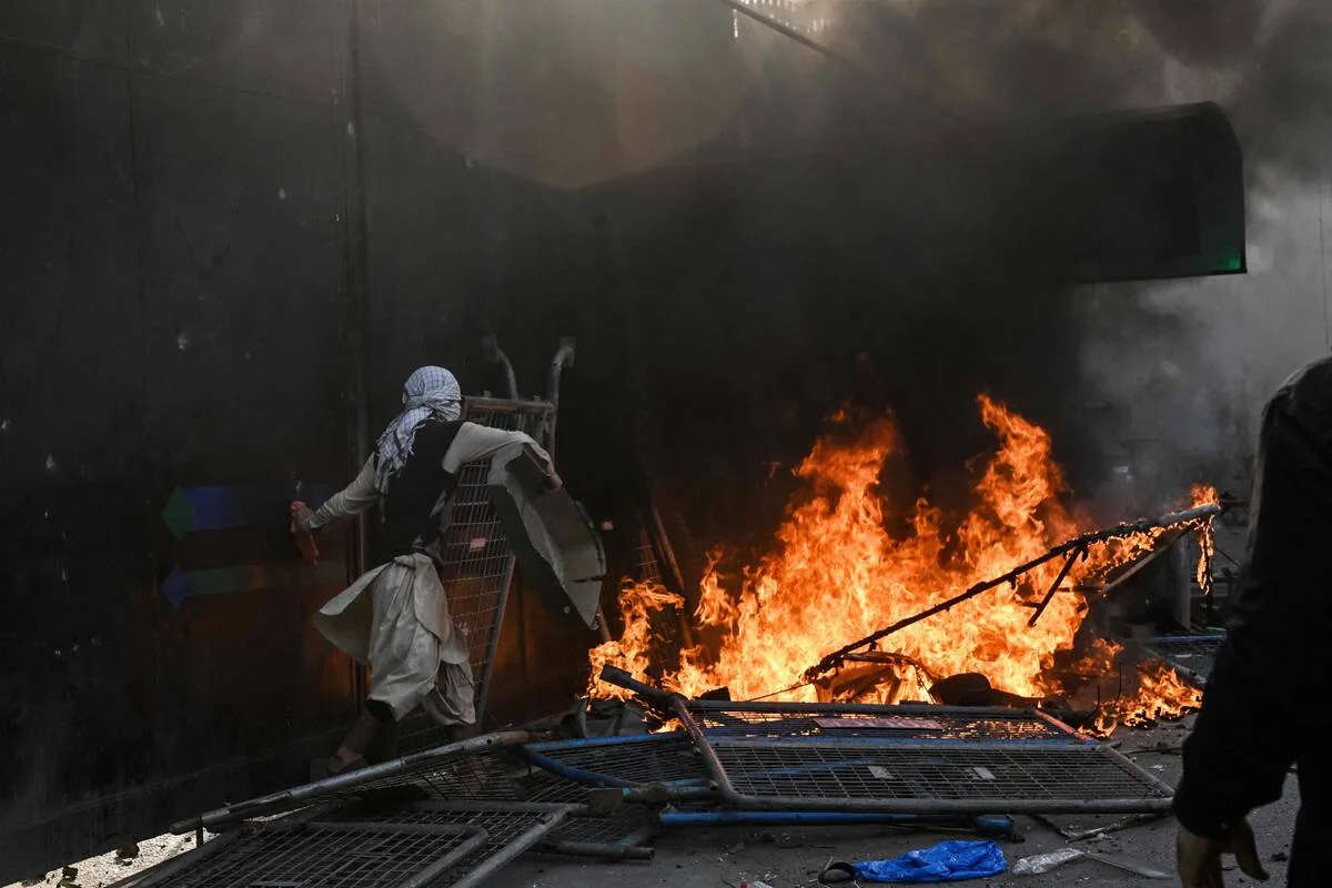 Protestas globales por la ofensiva contra Irán dejan muertos y tensión diplomática