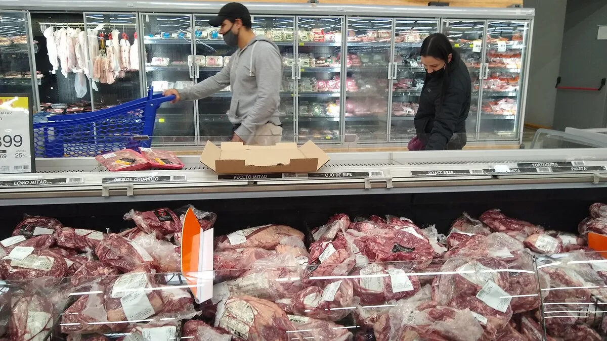 REM: el mercado proyecta inflación sostenida y duda del “cero en agosto” oficial