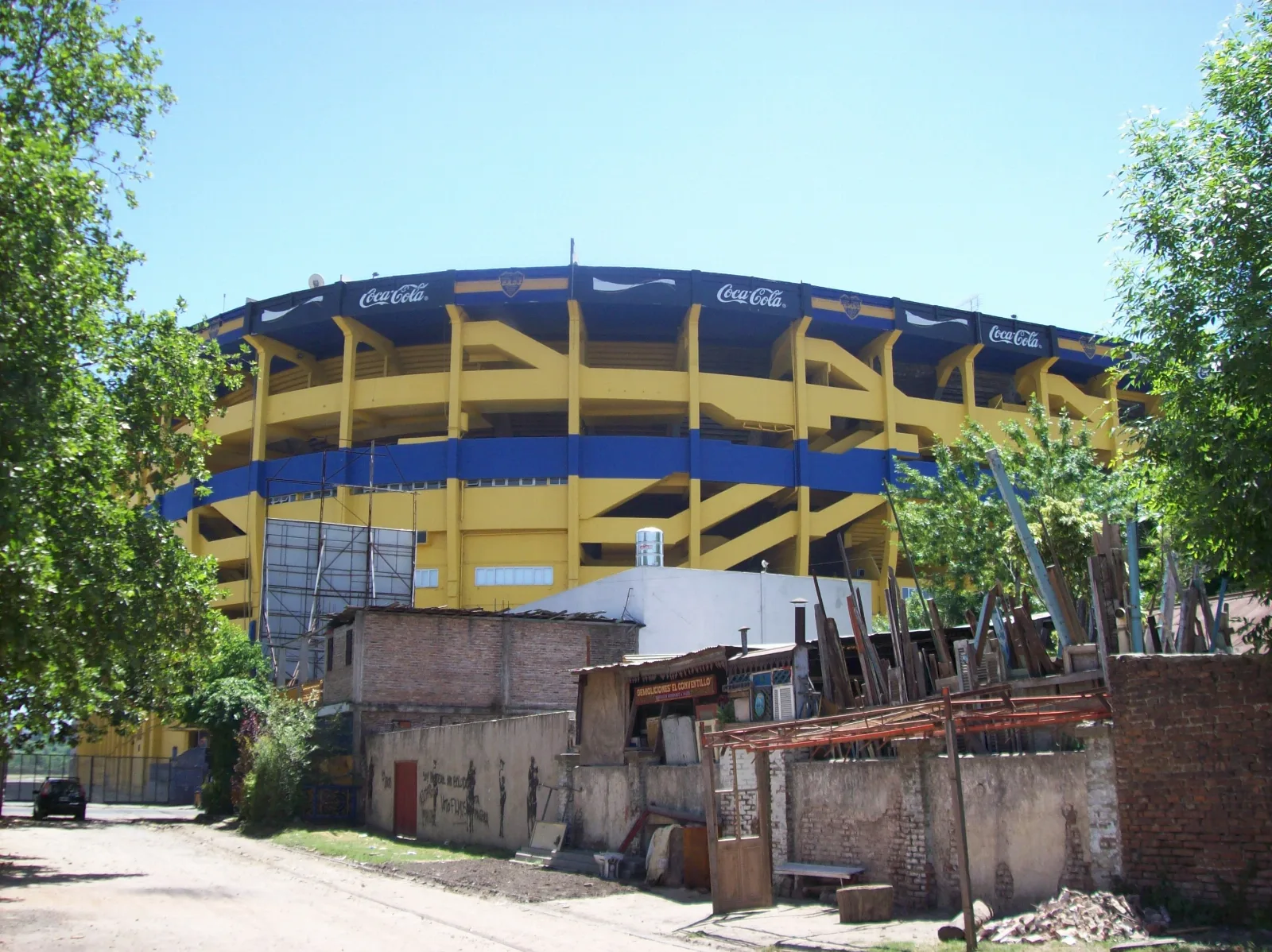 Estadio Boca Juniors desde las vías de carga del Ferrocarril General Roca, en el barrio de La Boca, Buenos Aires, Argentina.