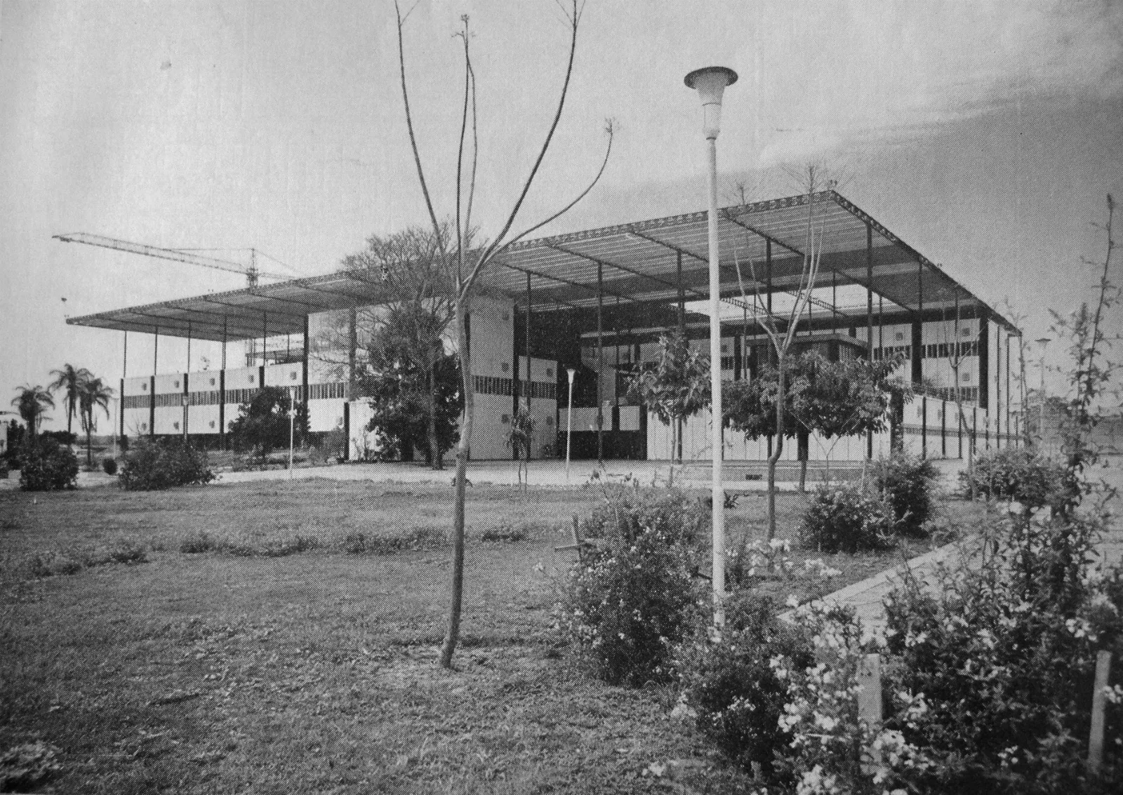 Vista de la construcción del Hospital San Vicente de Paul en Orán desde la plaza vecina