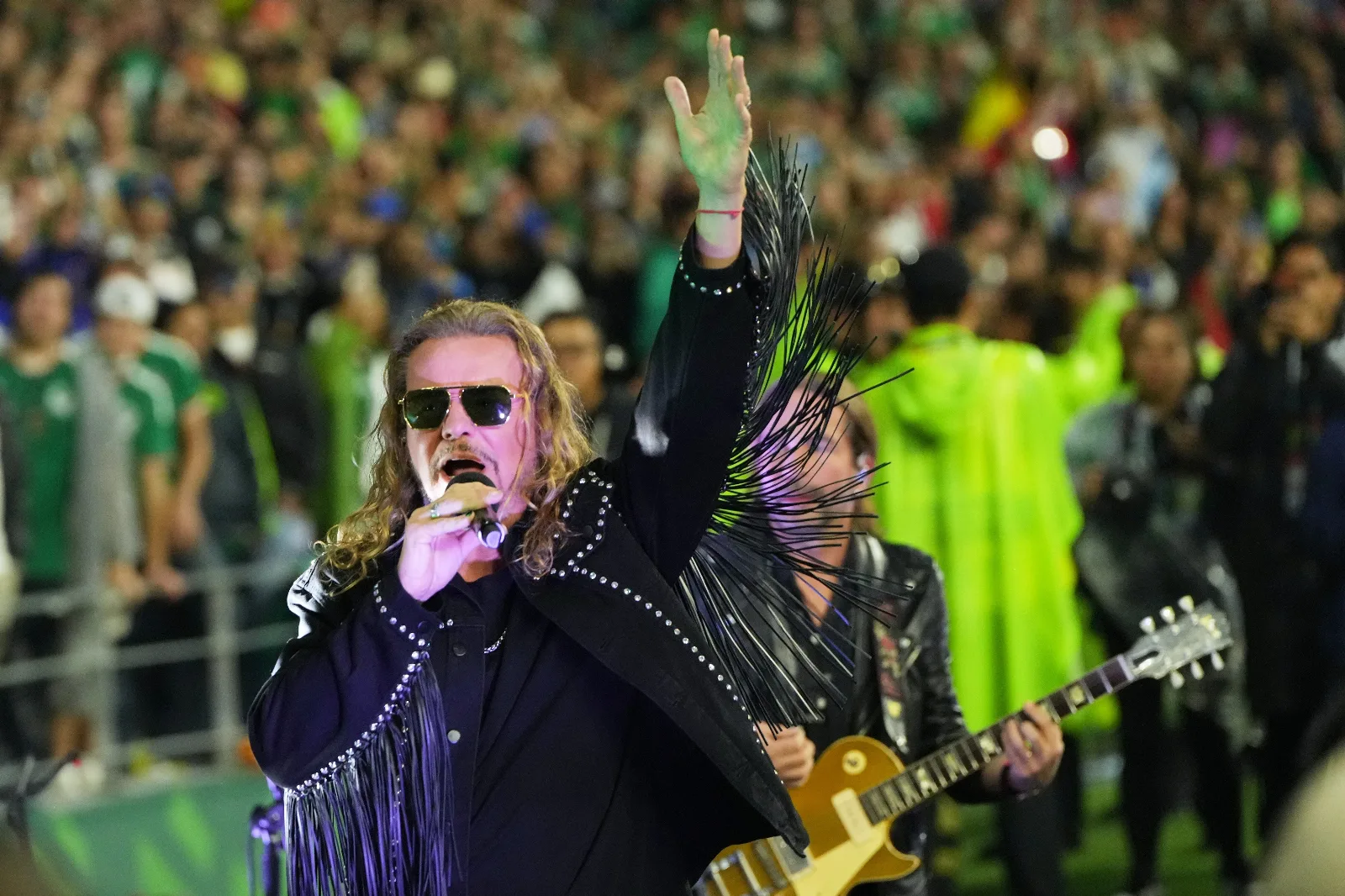 Maná tocando en el estadio durante el entretiempo del partido México vs Inglaterra