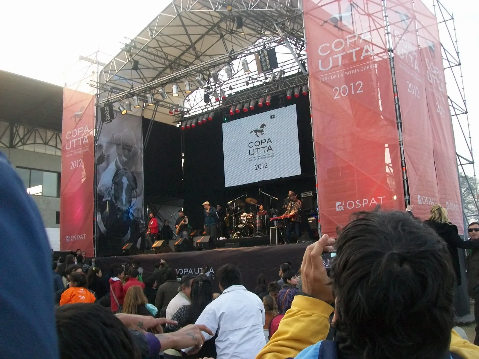 Los cafres tocando en el evento "La Reina Del Turf"
