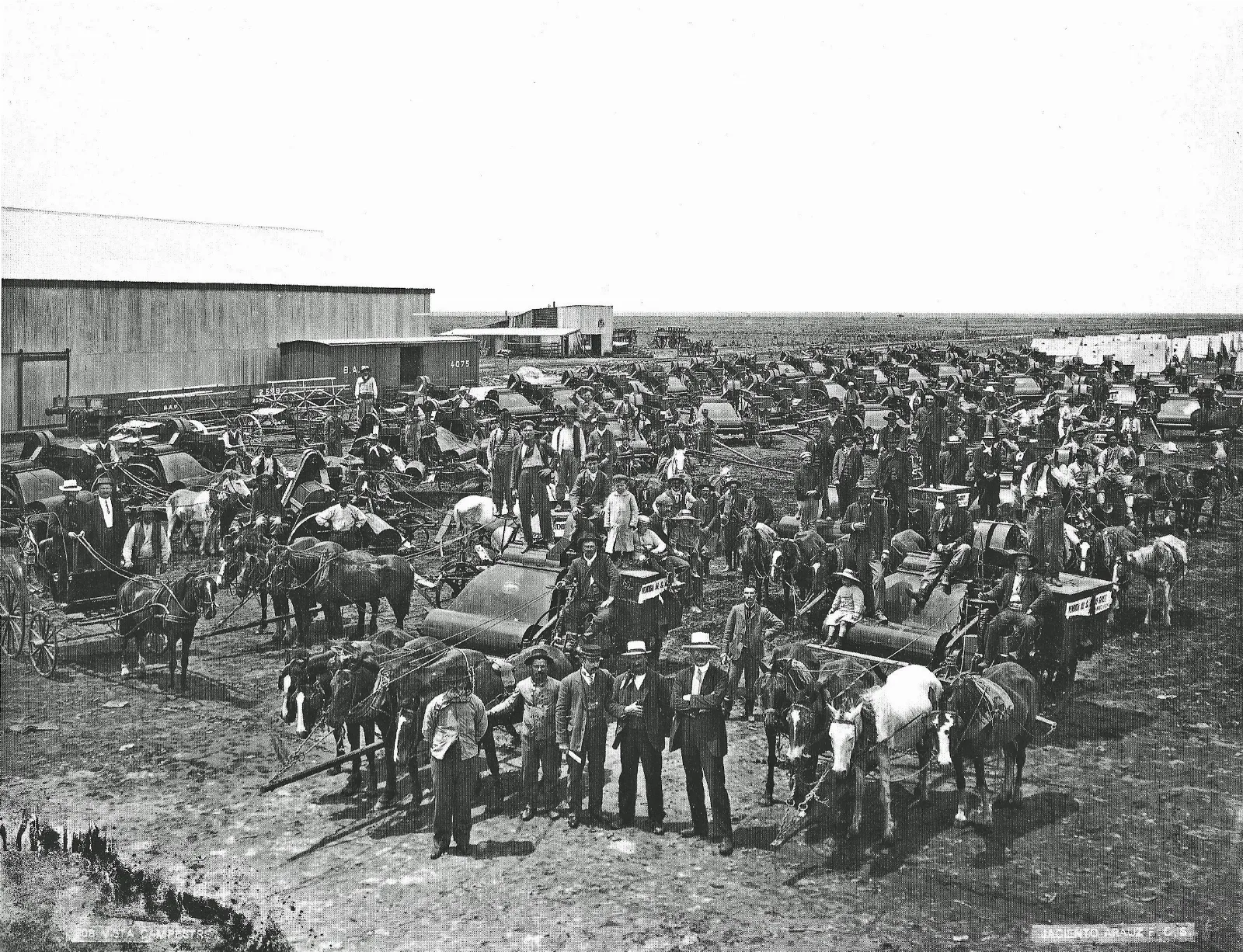 Recepción de maquinaria agrícola en la estación Jacinto Aráuz, Departamento Hucal, Provincia de La Pampa, Argentina.
