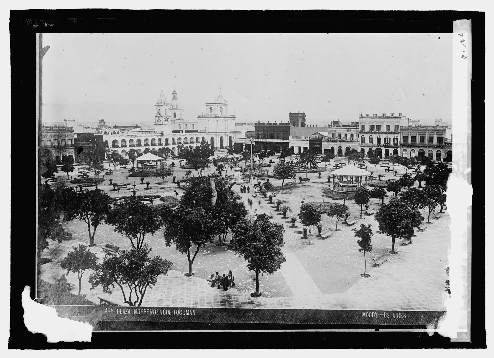 Title: Argentine. Tucuman, Plaza Independencia
Abstract/medium: 1 negative : glass ; 5 x 7 in. or smaller