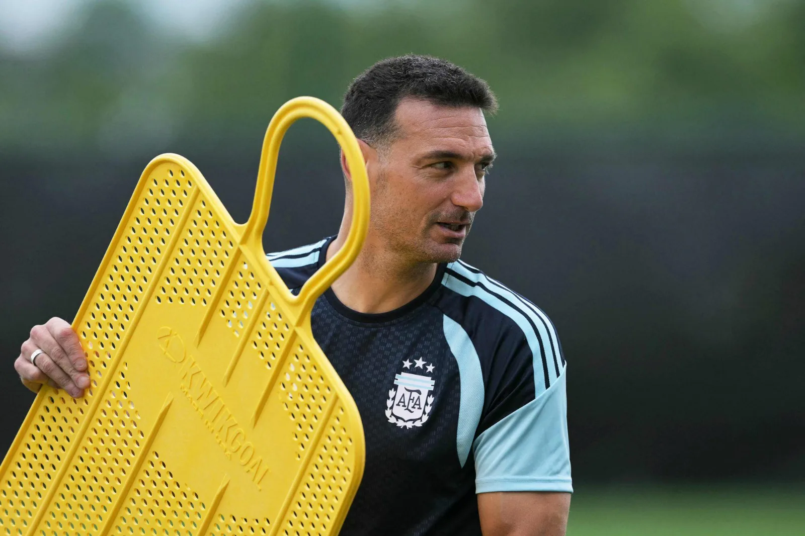 Lionel Scaloni pensativo en el banco de suplentes de la Selección Argentina durante un partido