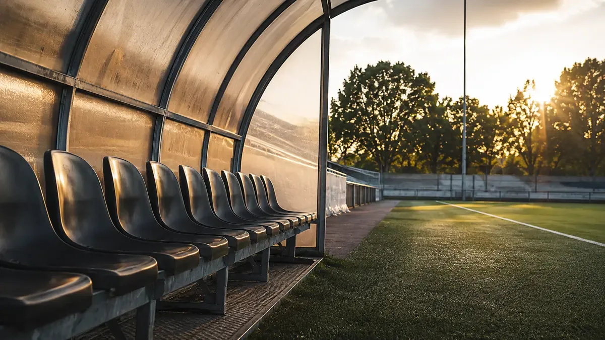 Banco de suplentes vacío junto a una cancha de fútbol