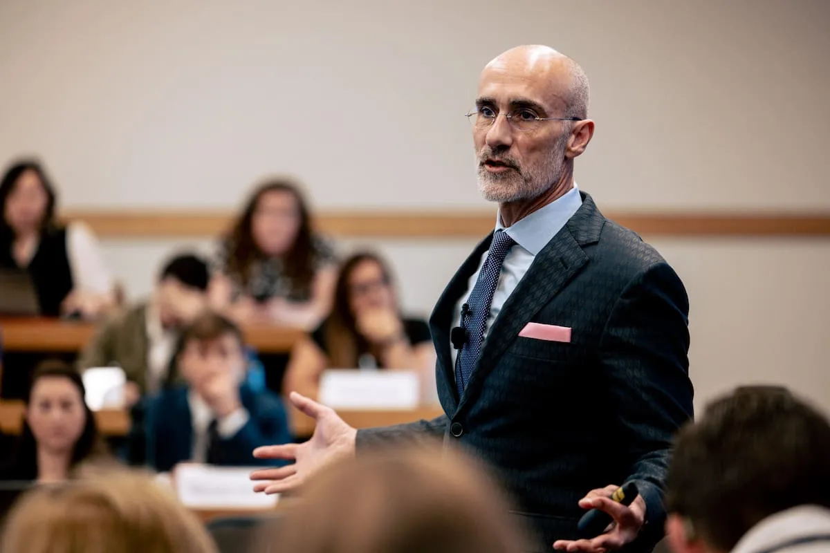 Arthur Brooks: las personas felices y exitosas restan en la segunda mitad de la vida