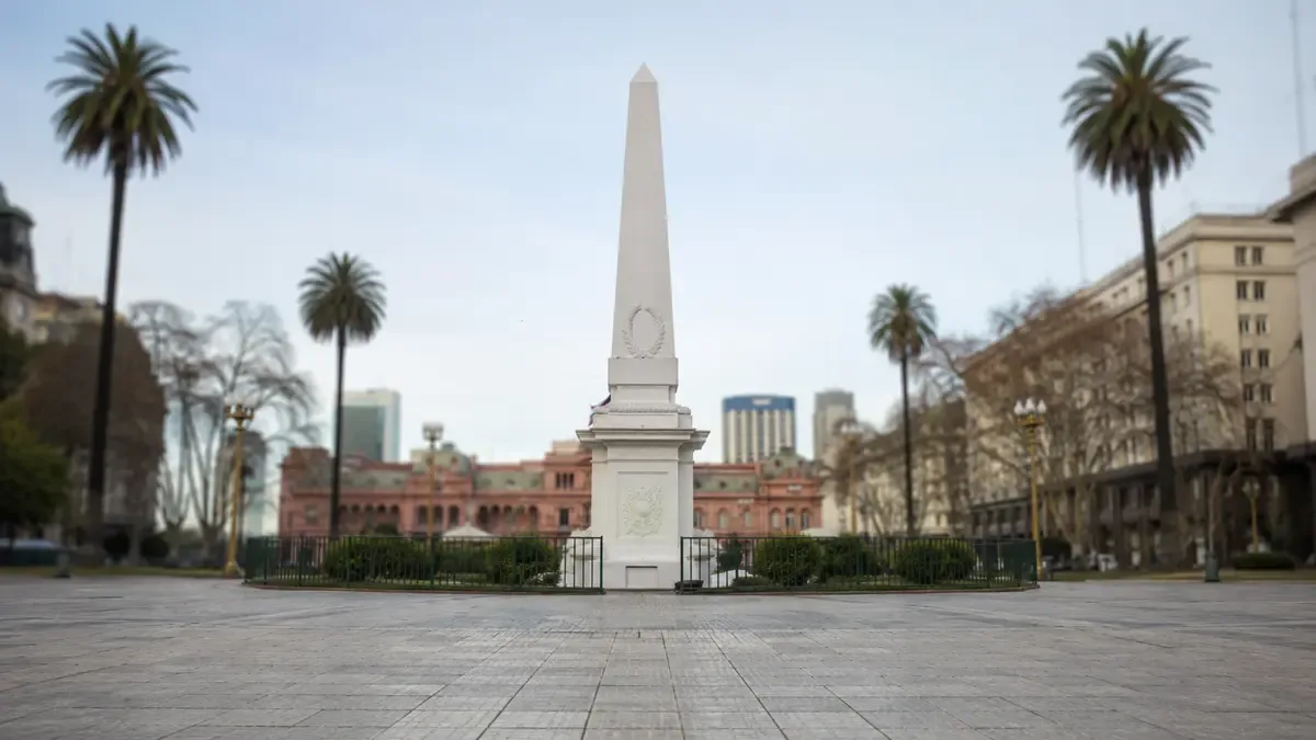 Pirámide de Mayo en el centro de la Plaza de Mayo