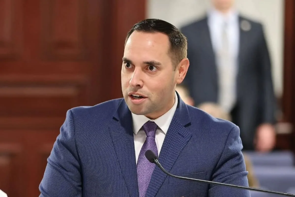 Bryan Ávila, el hijo de exiliados cubanos que acompaña a Byron Donalds en Florida