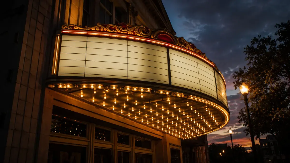 Marquesina de cine antiguo con lámparas encendidas y carteleras vacías