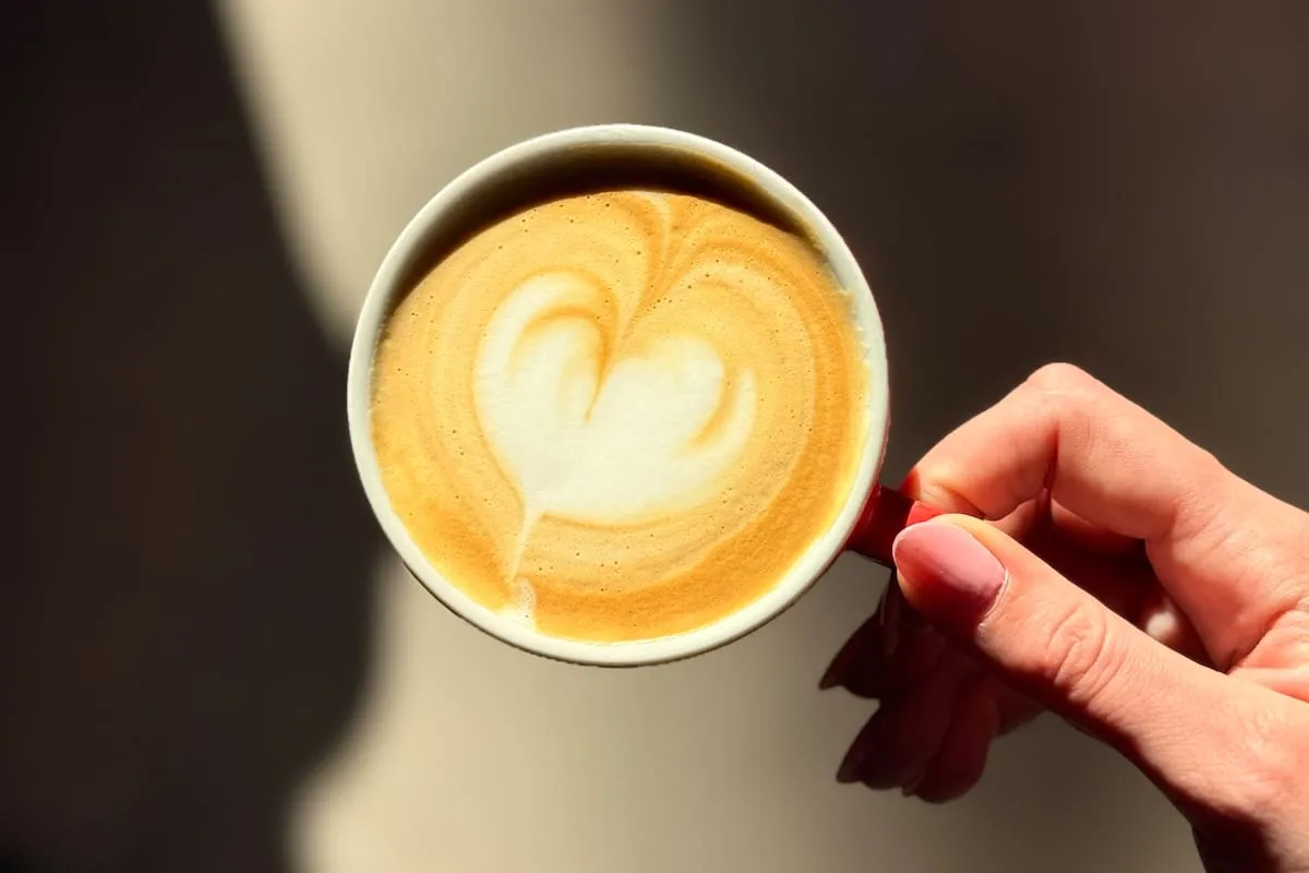 Café y corazón: qué dice la ciencia sobre sus riesgos reales y cuántos se pueden tomar por día
