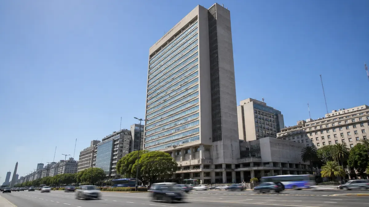 Torre ministerial racionalista vista desde la avenida 9 de Julio