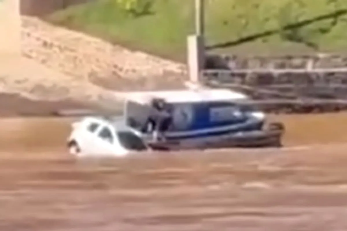 Conductor no frenó al subir a una balsa y cayó al río Uruguay con su auto