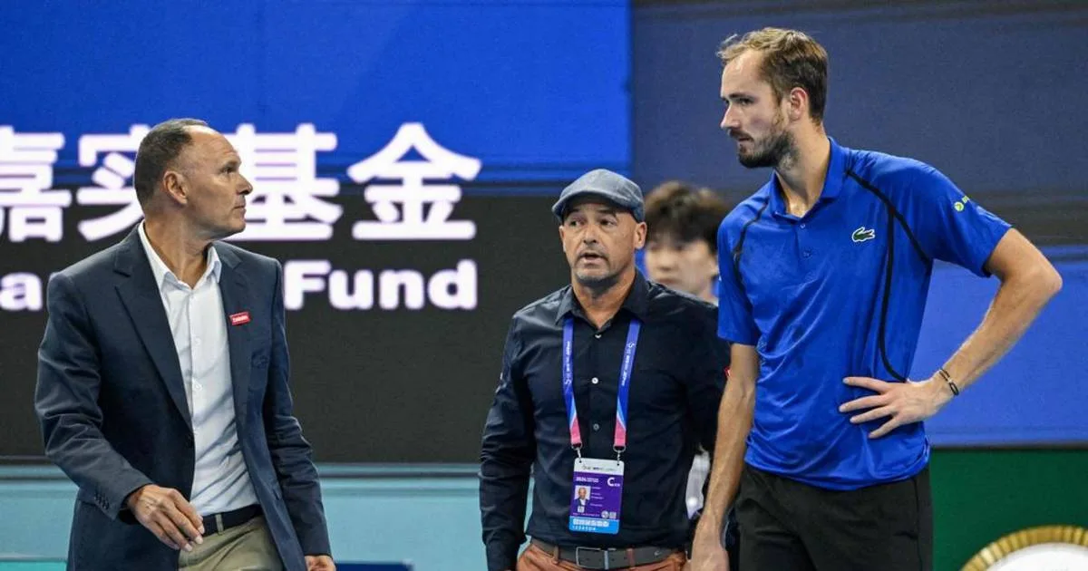 Daniil Medvedev, víctima de su propia impotencia: será sancionado y Djokovic jugará la final en Beijing