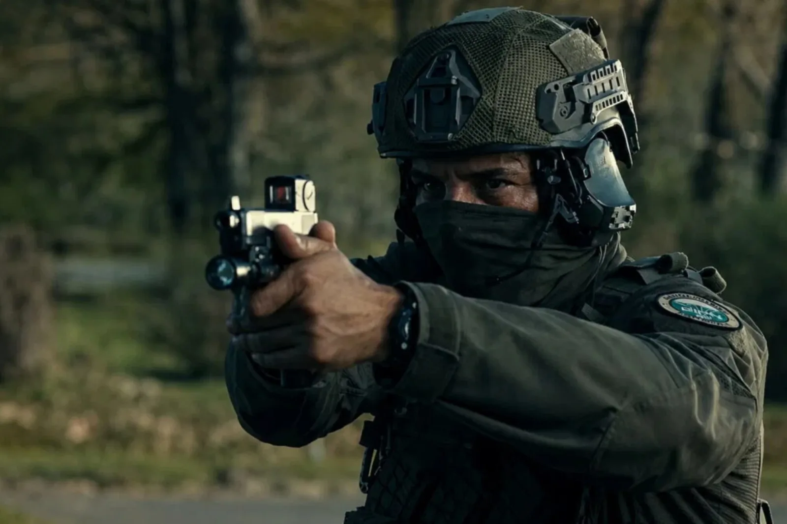 Escena de acción de la serie GIGN Unidad de Élite con comandos franceses en operativo