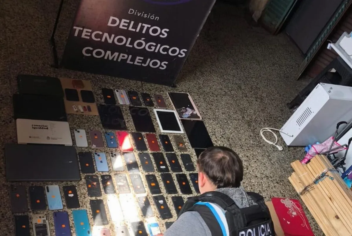 Desbarataron en Saavedra un laboratorio que desbloqueaba celulares: secuestraron más de 130 dispositivos