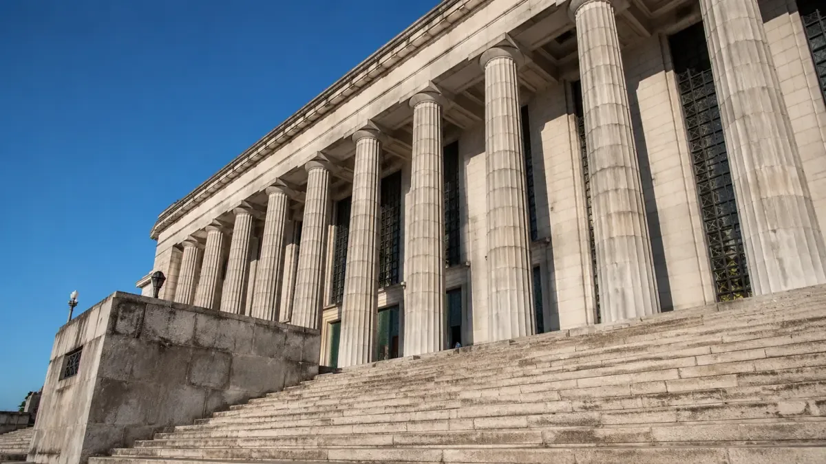 Escalinata y columnas de un edificio publico institucional vistas desde abajo