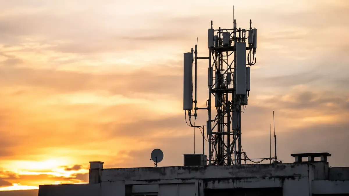 Antena de transmision sobre el techo de un edificio recortada contra el cielo
