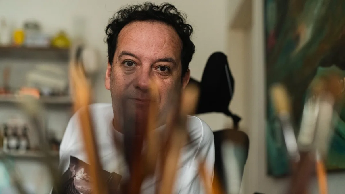 El artista con ELA que convirtió el pincel en una extensión de su mano