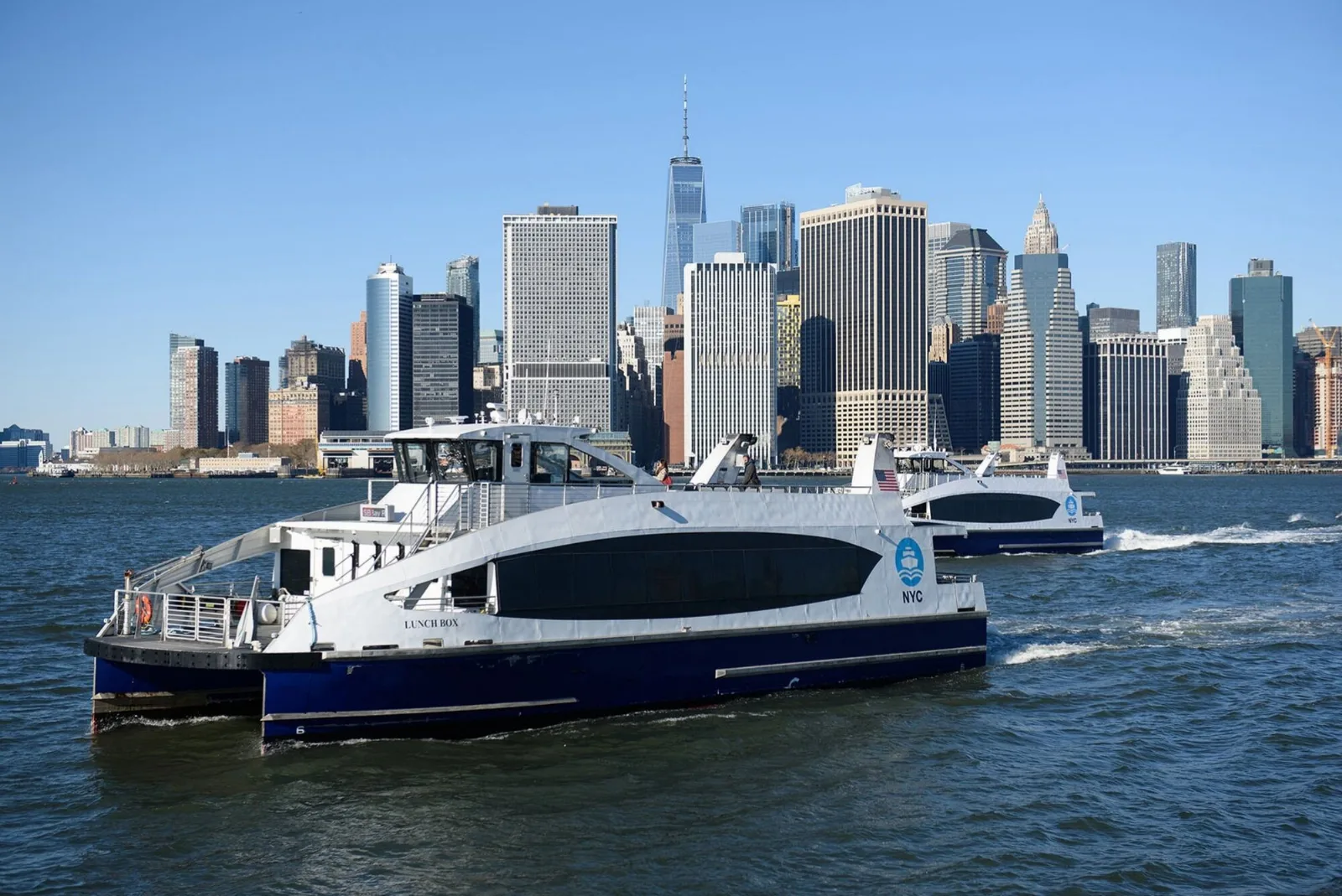 Pasajeros subiendo a un ferry de Staten Island en Nueva York con vista al skyline