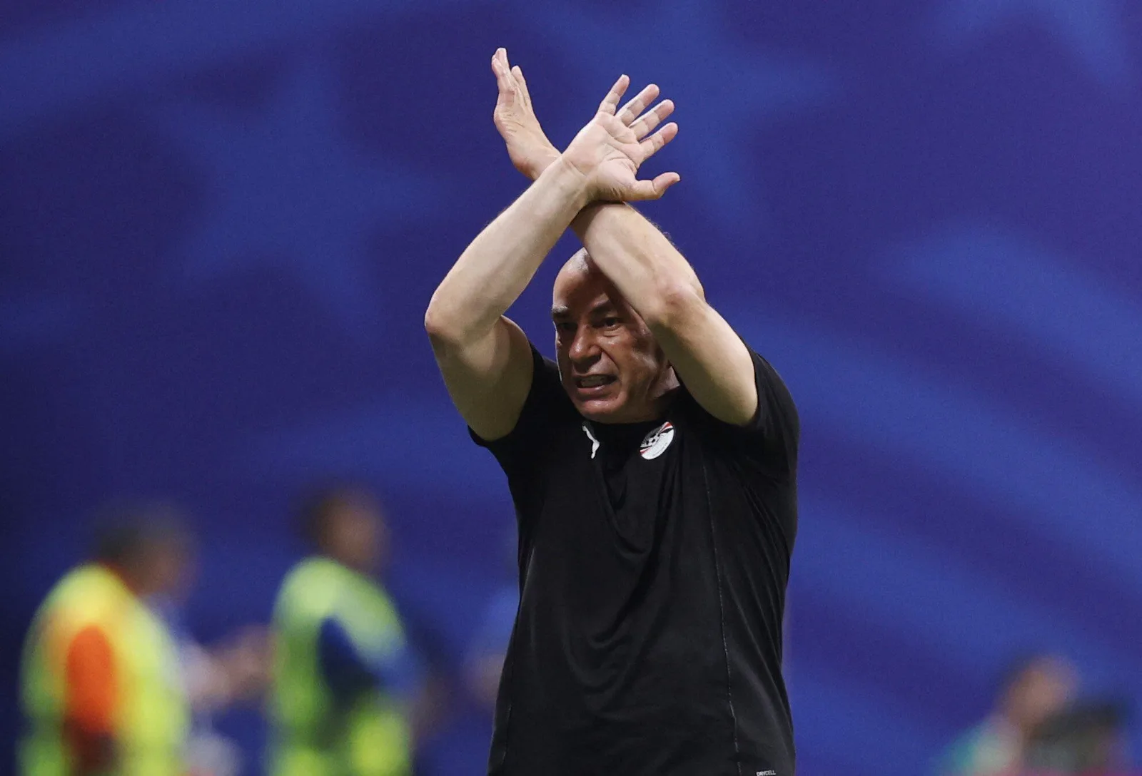 Hossam Hassan, DT de Egipto, gesticulando durante el partido contra Argentina