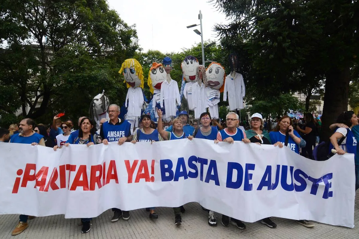 El Gobierno convocó a la paritaria nacional docente para el lunes; el paro se mantiene