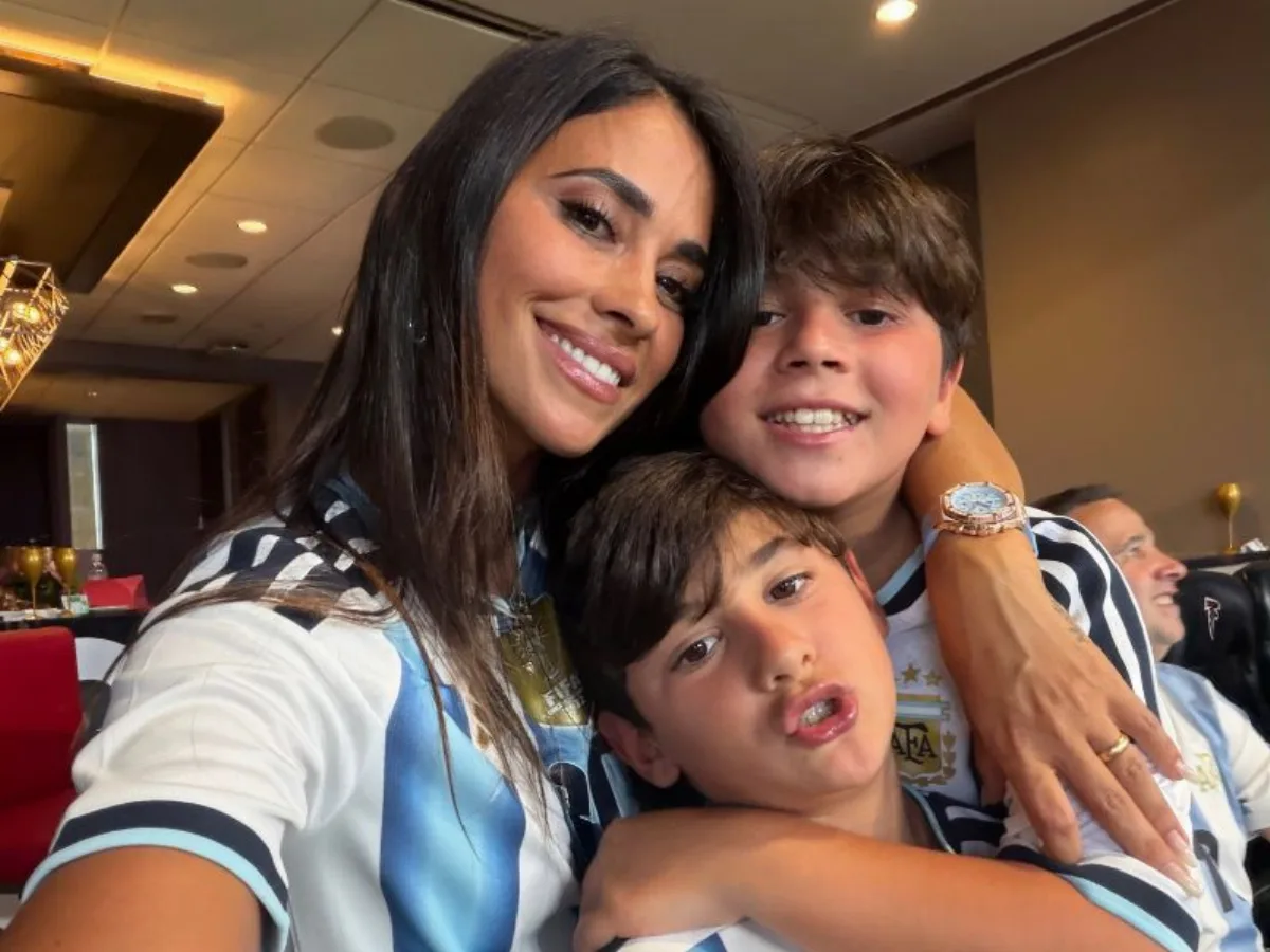 Antonela Roccuzzo usando un reloj de lujo con diamantes en el palco del estadio de Atlanta