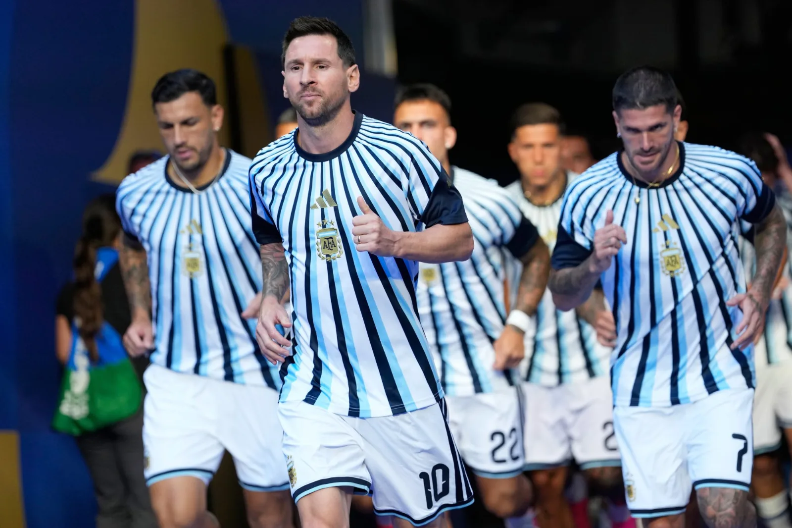 Lionel Messi con la camiseta de la Selección Argentina hablando en conferencia de prensa