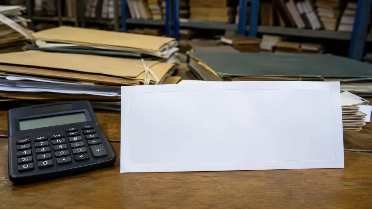 Un recibo salarial completamente en blanco junto a una calculadora en un archivo administrativo con carpetas lisas, plano