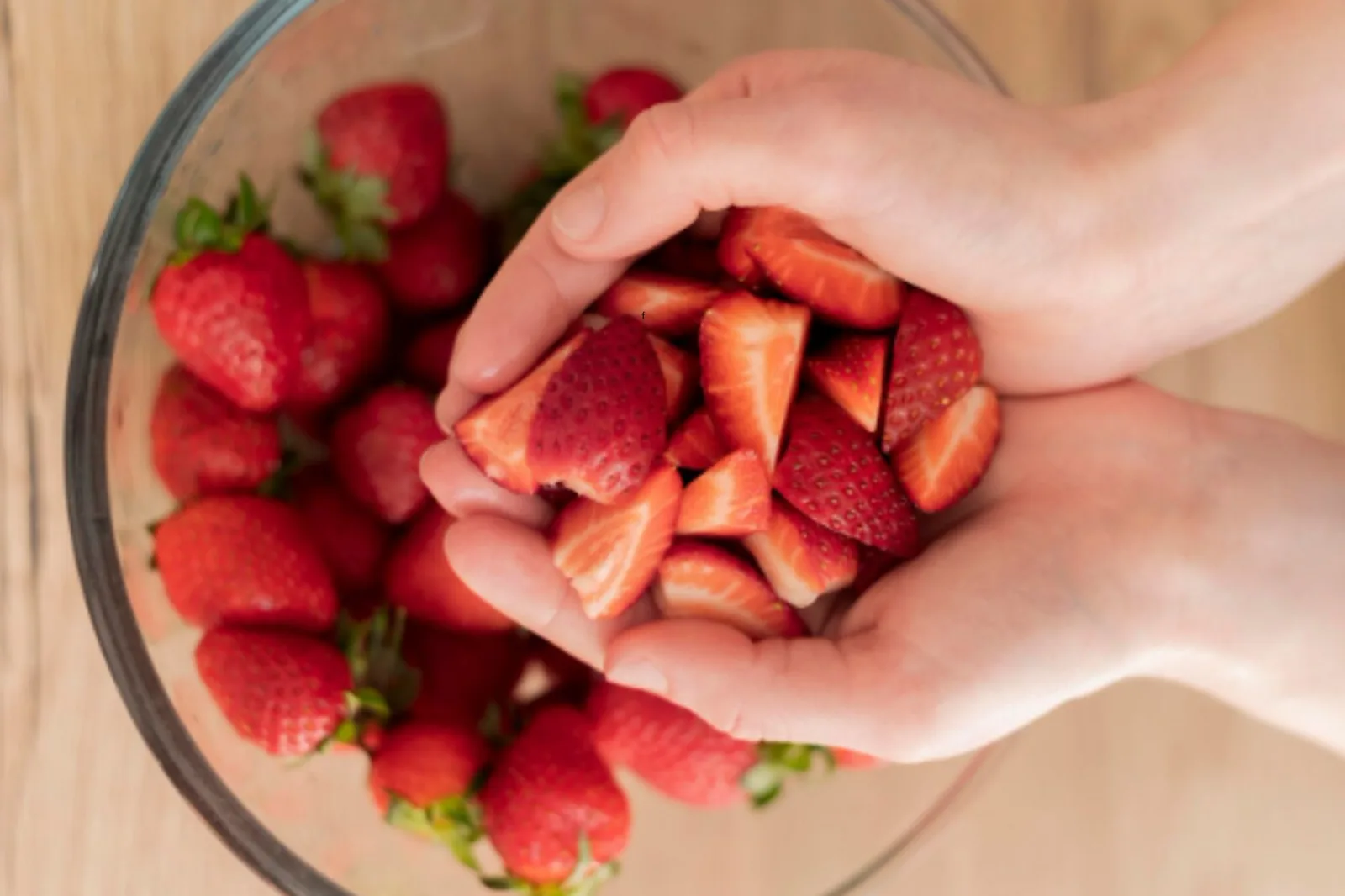 Frutillas rojas frescas en un recipiente de vidrio dentro de la heladera