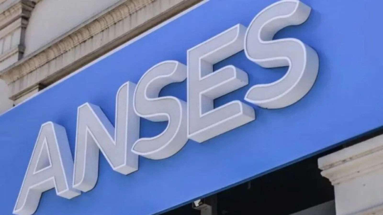 Tarjeta Argenta de ANSES sobre una mesa con billetes y recibo de compra