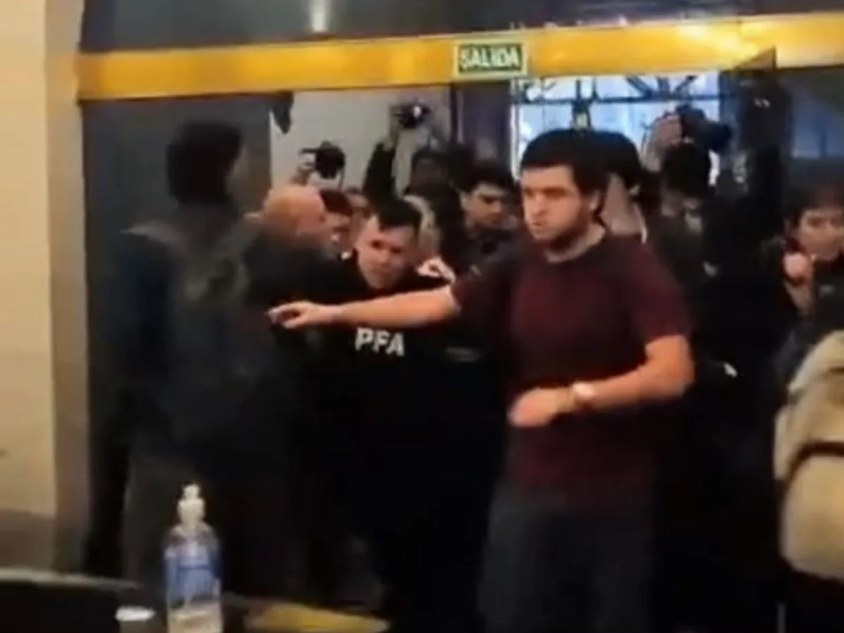 Estudiantes ingresaron al Palacio Pizzurno y fueron desalojados en protesta por financiamiento universitario