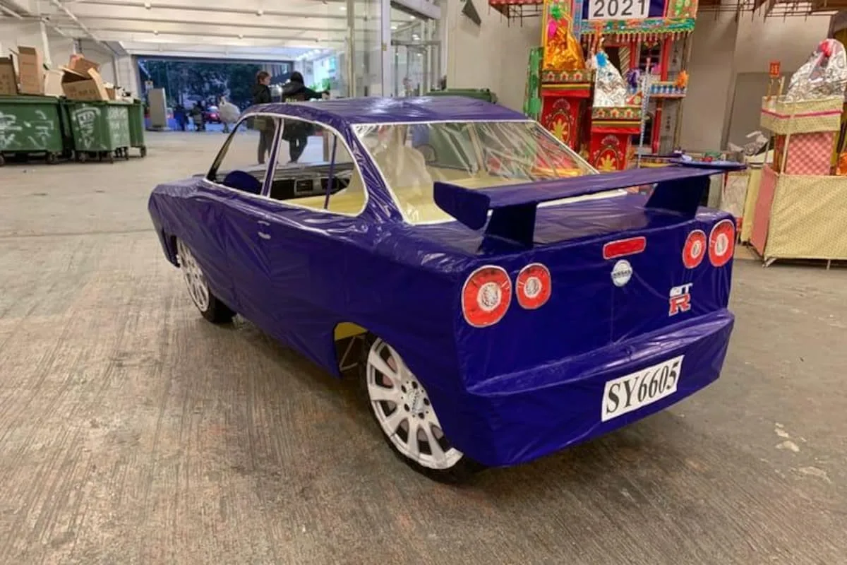 Fabrican autos de lujo en papel y bambú para quemarlos en rituales funerarios de Hong Kong