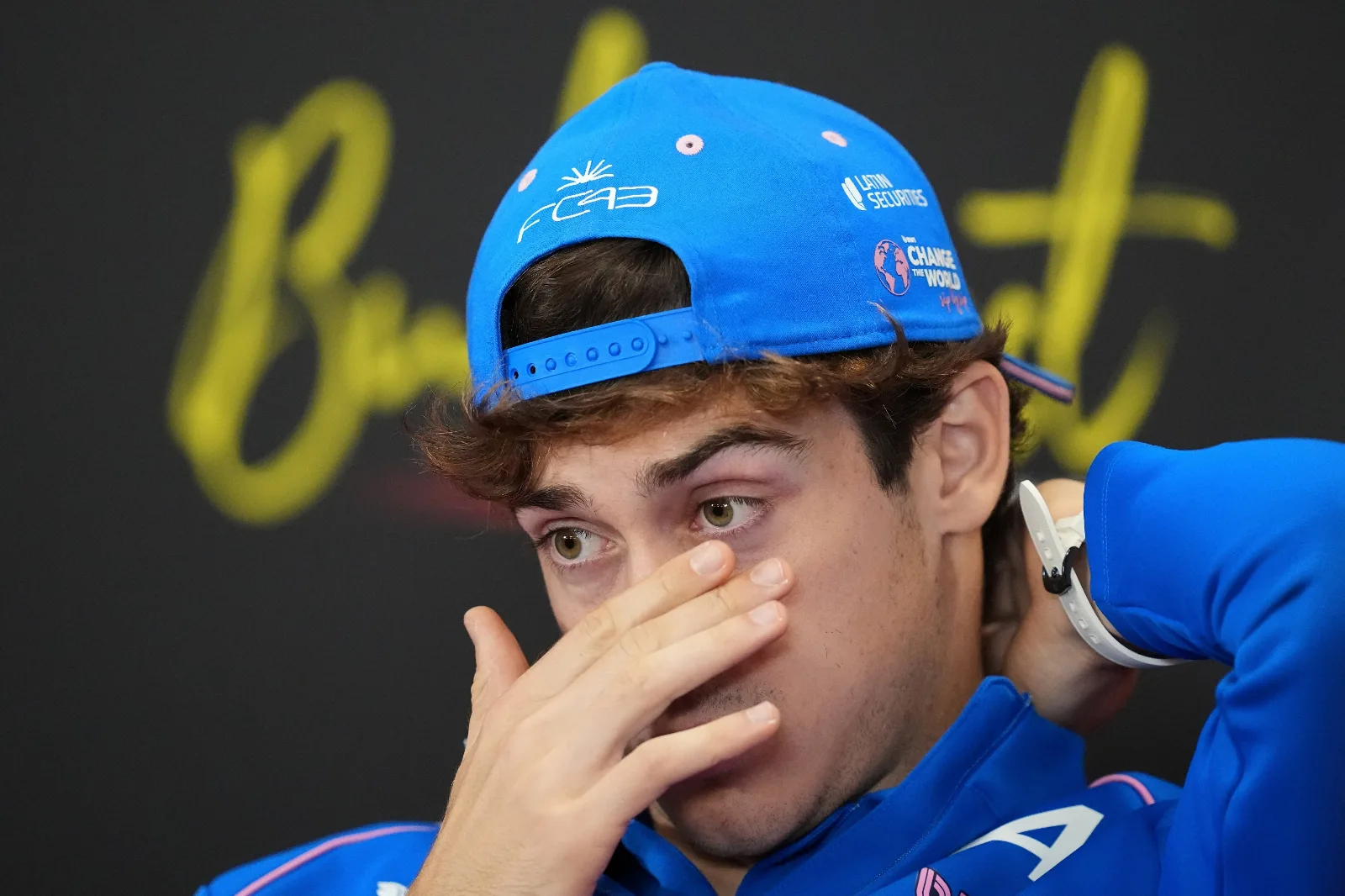 Franco Colapinto con casco de Fórmula 1 en el paddock del GP de Hungría