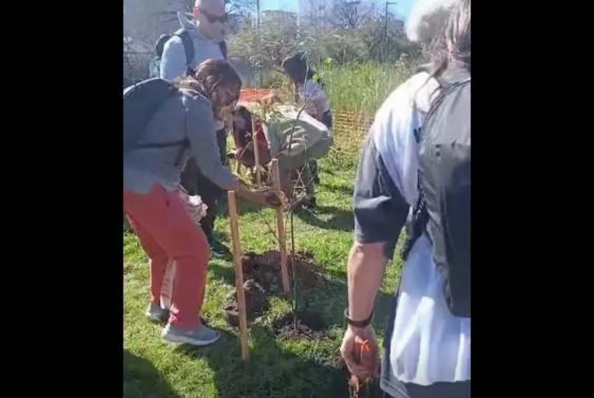Homenaje y plantación de árboles en el Parque de la Estación por sus pioneros