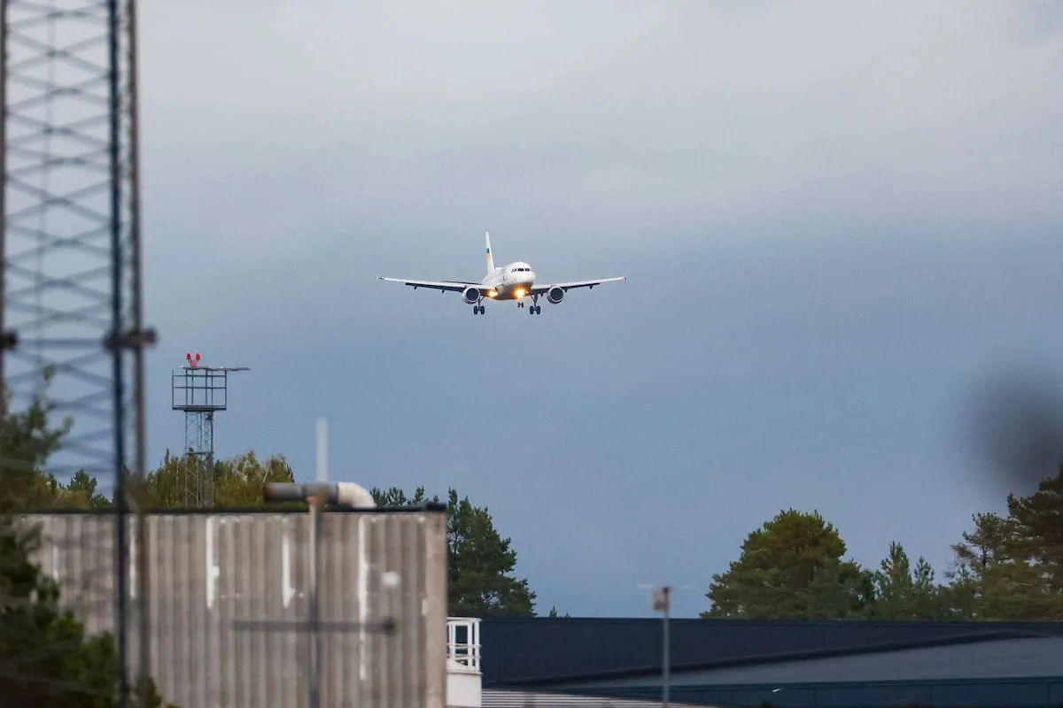 Incidente con un dron cerca del avión de Zelensky rumbo al funeral del rey Harald V