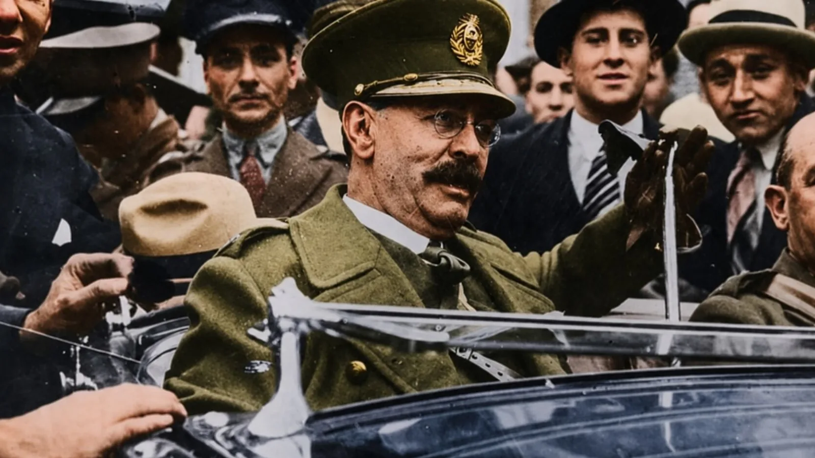 Retrato histórico en blanco y negro de José Félix Uriburu con uniforme militar y expresión seria