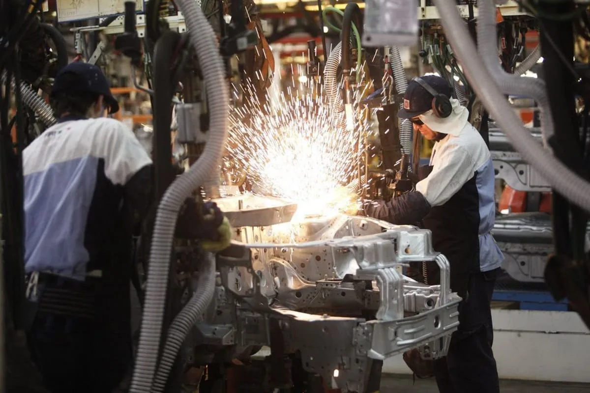 La industria automotriz argentina enfrenta caída de producción pero invierte en pickups y vehículos