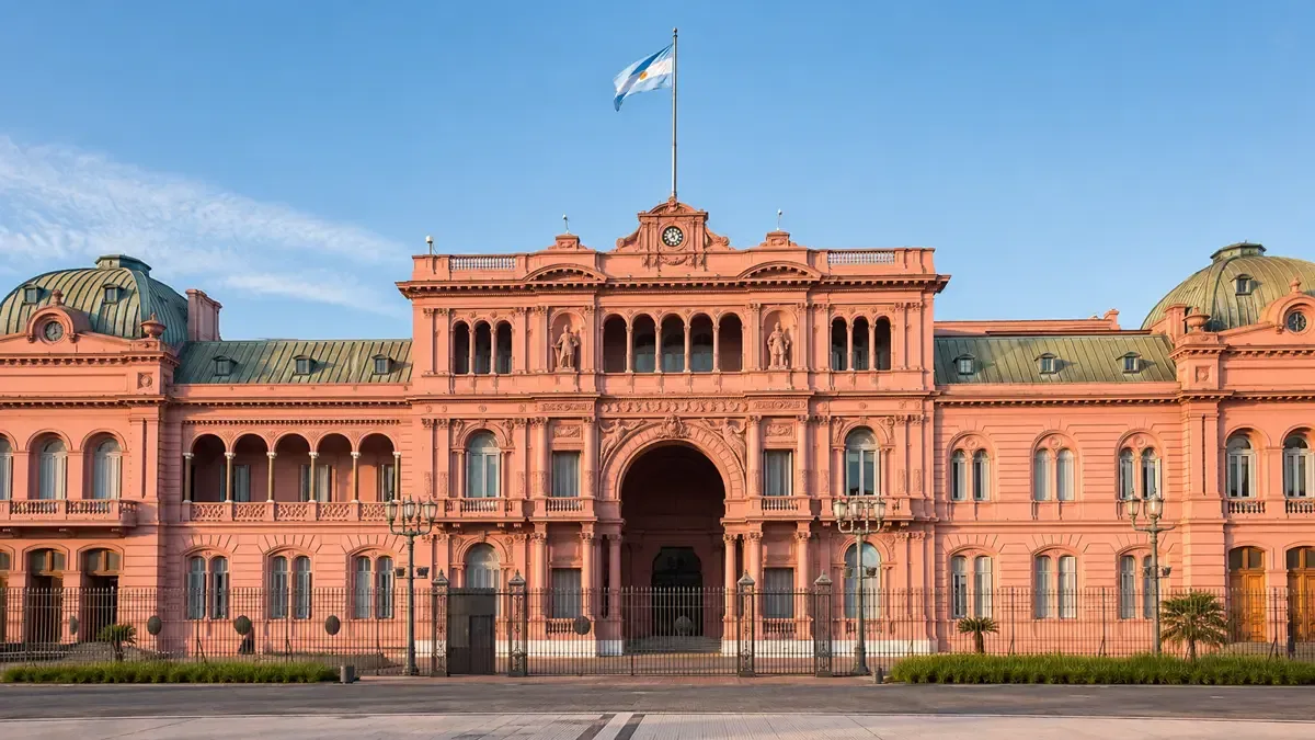 Fachada rosada de la Casa Rosada vista de frente desde Plaza de Mayo