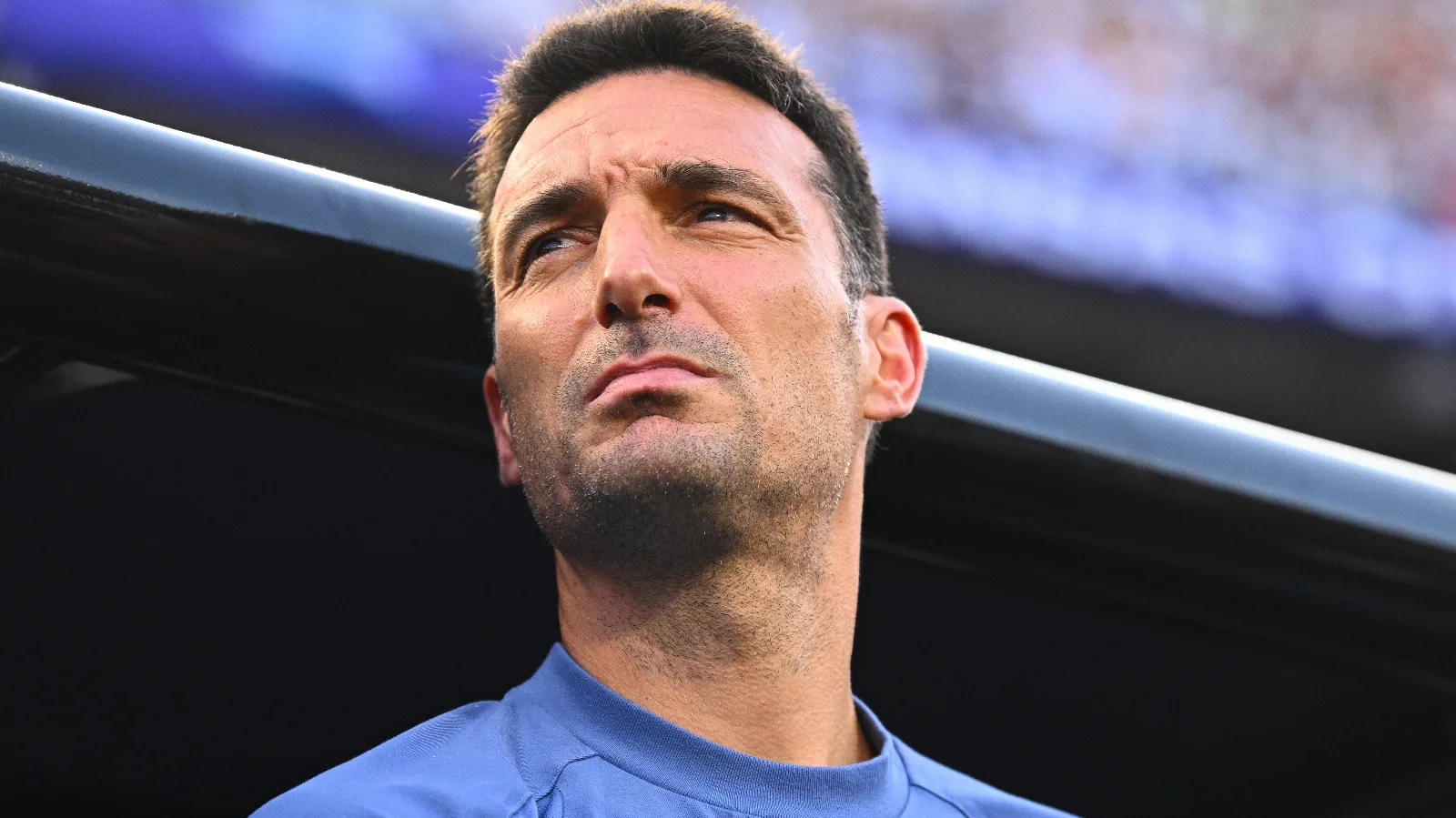 Lionel Scaloni celebrando con la Copa del Mundo en Qatar 2022 junto al plantel