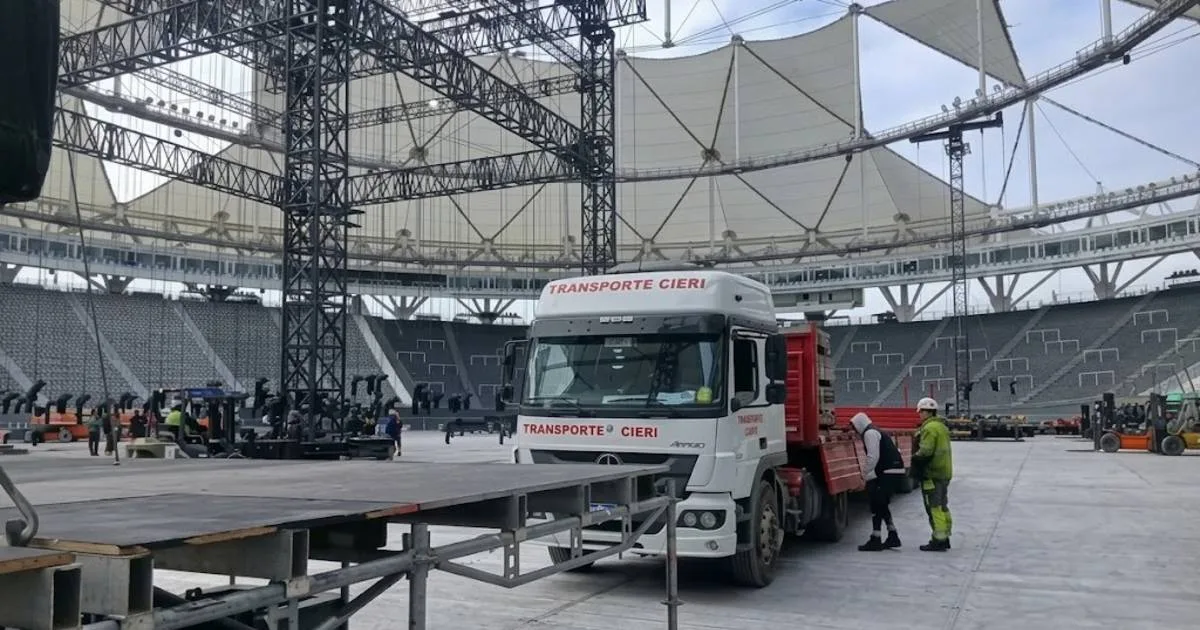 El escenario de BTS en el Único de La Plata ya suma estructuras pesadas